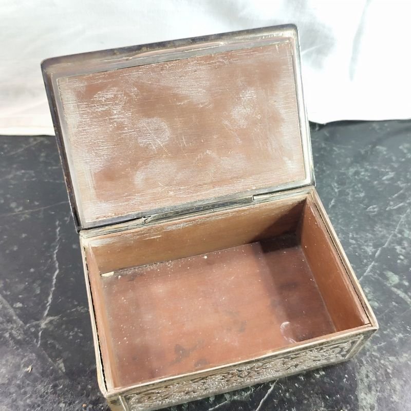 Cajita de madera recubierta en metal labrado de origen francés con escena de cabaret - imagen 5