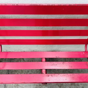 Lote #003 – Banco de metal moderno , seis asientos – 294x43x91cm (está amurado) - imagen 3