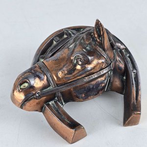 Tintero de Bronce con Diseño de Herradura y Cabeza de Caballo - imagen 2
