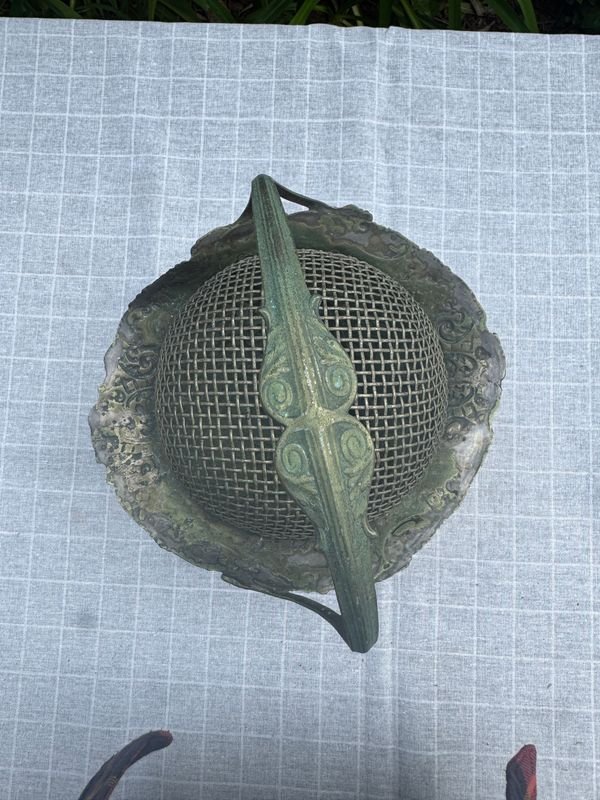 Cesto o Florero de Metal Repujado con Asa y Cúpula de Malla - imagen 8
