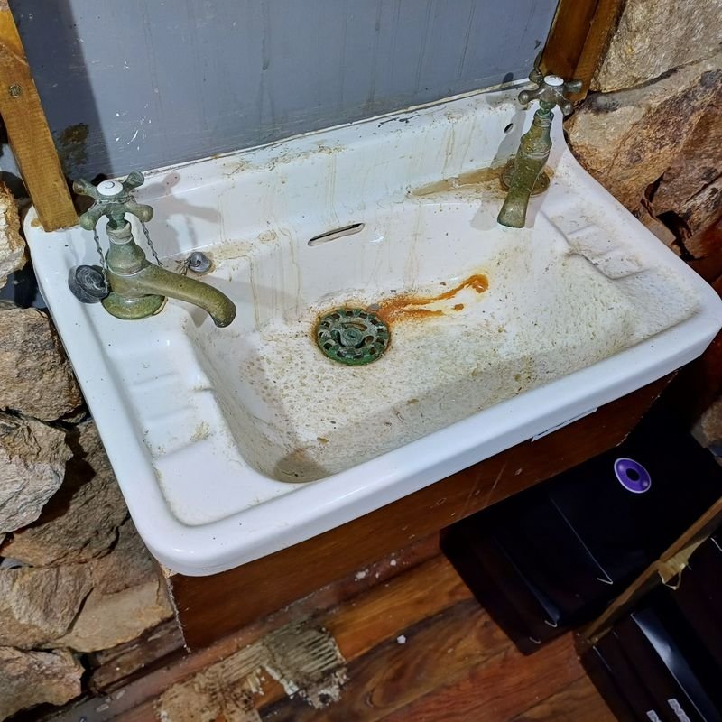 Pileta antigua de loza marca Estándar con grifería y base en madera - imagen 2