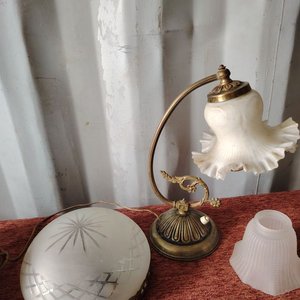 Lote anterior: Lámpara de mesa antigua de bronce con tulipas de vidrio