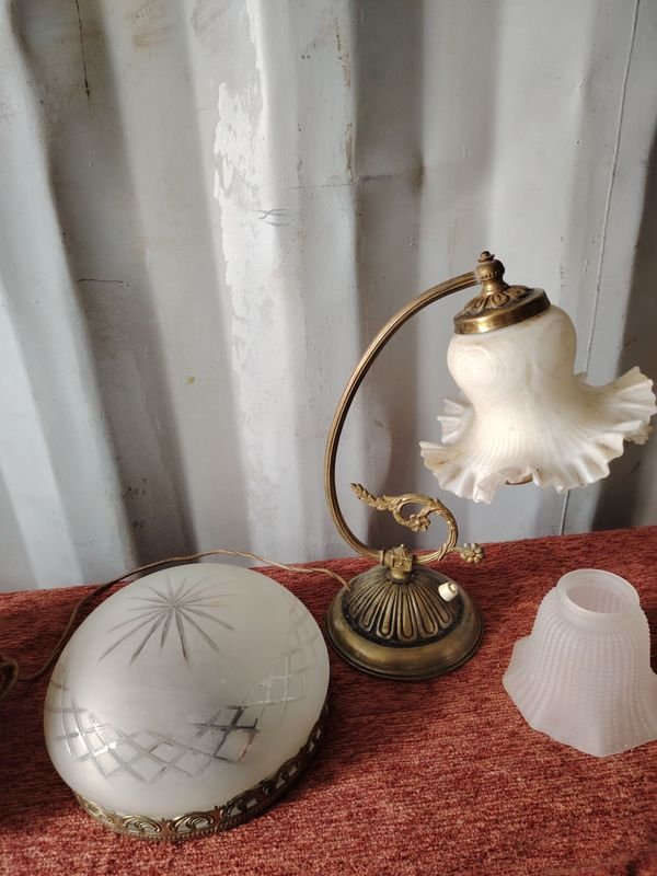 Lámpara de mesa antigua de bronce con tulipas de vidrio