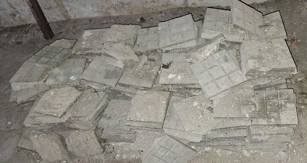 Lote de Baldosas Cuadradas Usadas para Construcción - imagen 1