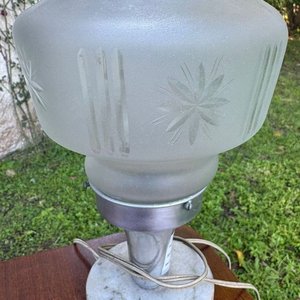 Lote siguiente: 1 lámpara de noche con base de mármol y pantalla en vidrio esmerilado (40 cm)