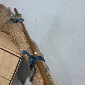 Lote siguiente: Red de pesca antigua con palo de madera