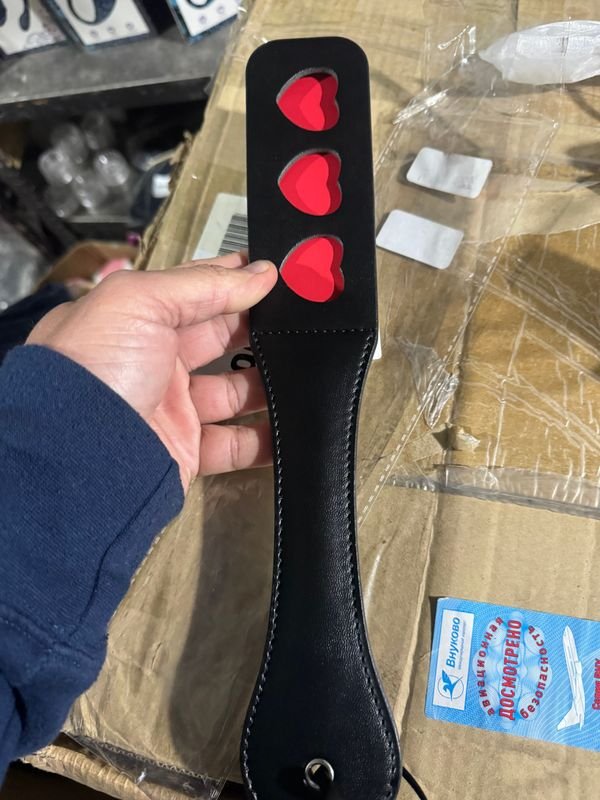 Látigo de Cuero Negro con Corazones Rojos