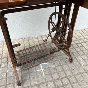 Máquina de Coser Antigua Verde con Base de Hierro y Mesa de Madera - imagen 4
