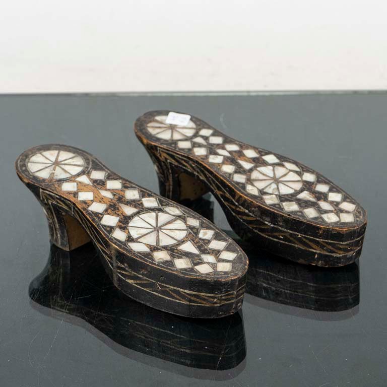 Lote anterior: Moldes de zapato de madera con incrustaciones de nácar