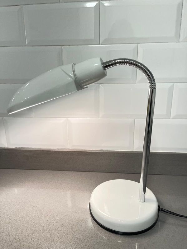 Lámpara de Escritorio Moderna Blanca con Brazo Flexible