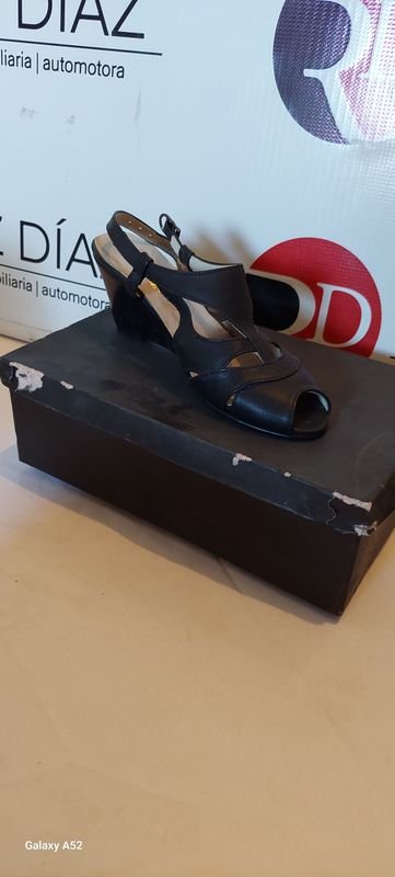 Lote anterior: Zapatos de tacón alto con estilos variados