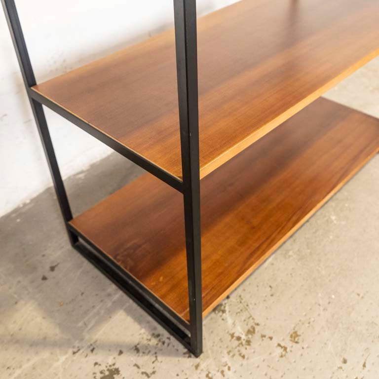 Estante de tres niveles en madera con estructura metálica - imagen 3