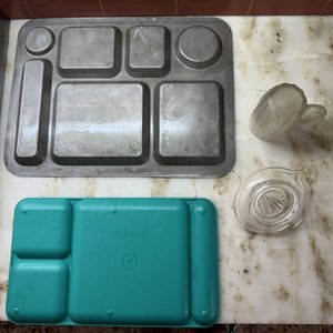 Lote de Bandejas Metálica y Plástica, Jarra y Exprimidor Manual de Vidrio - imagen 2