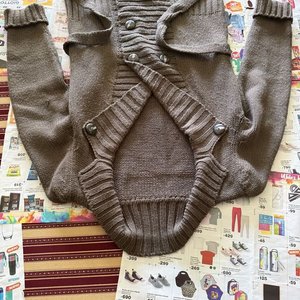 Lote de 5 Prendas de Vestir: Pantalón, Suéter y Blusas - imagen 5