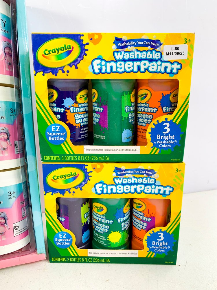 Nueve frascos de pintura para uñas y Doce Muñecas en lata - imagen 3