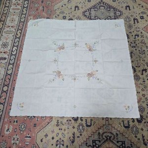 Manteles y Servilletas Textiles Blancos y Beige con Bordados Florales - imagen 4