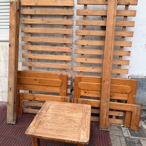 Lote siguiente: Juego de 2 Camas de Una Plaza y Mesa Lateral de Pino