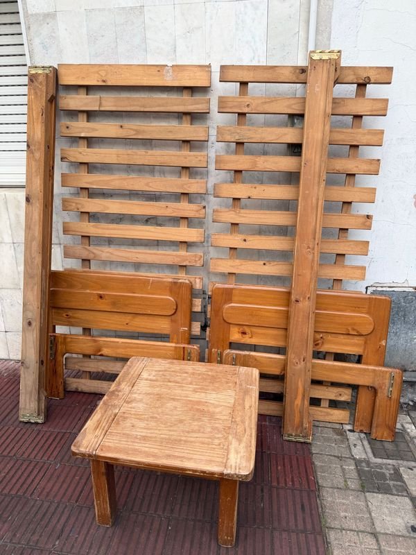 Juego de 2 Camas de Una Plaza y Mesa Lateral de Pino