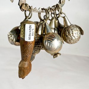 Dos Balangandanes Distintos: Adornos Vintage de Metal y Madera - imagen 4