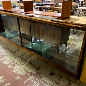 Lote anterior: Mueble Exhibidor de Madera con Puertas de Vidrio