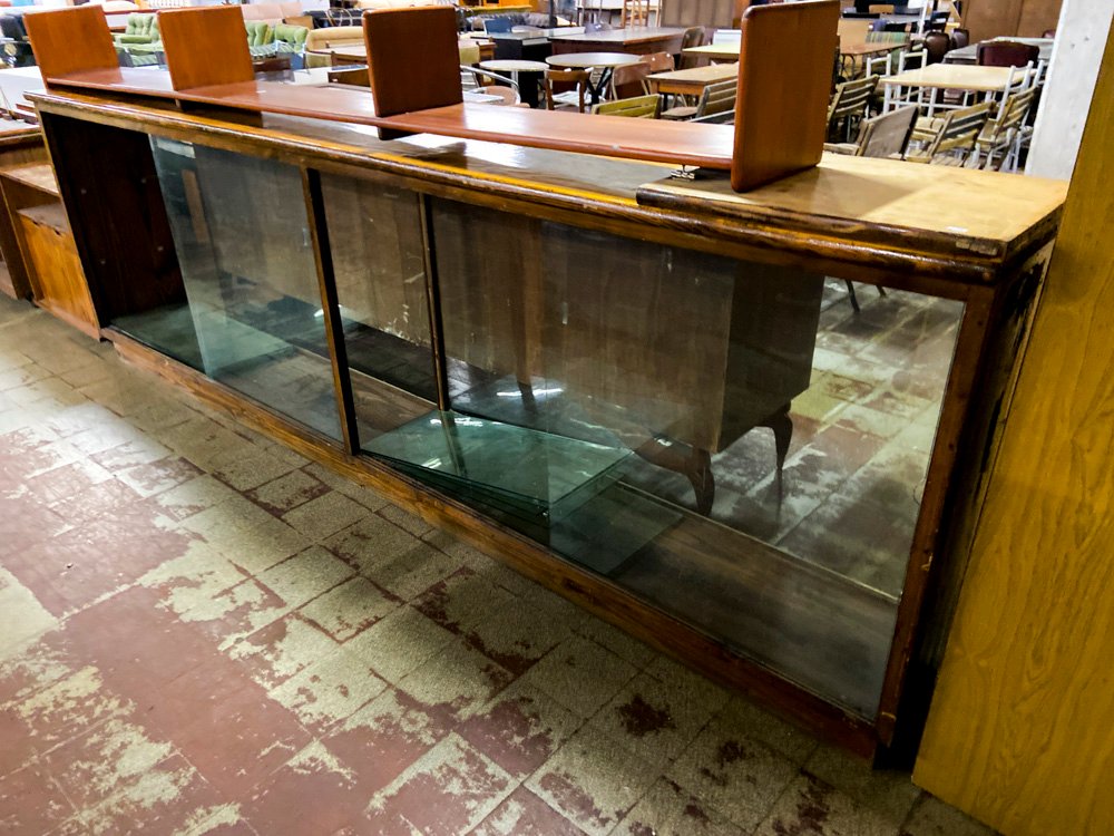 Mueble Exhibidor de Madera con Puertas de Vidrio