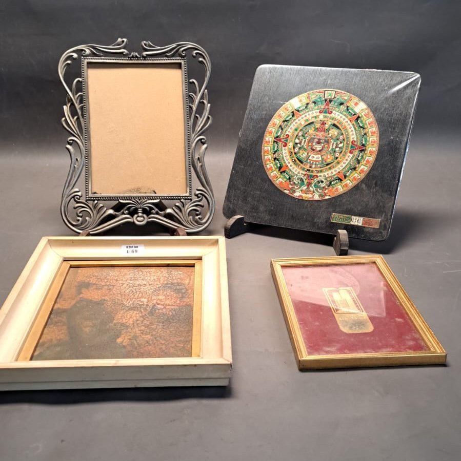 Lote de 4 piezas: Cuadro Azteca, Portarretrato con Vidrio, Cuadro Tokio y Otro