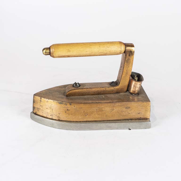 Lote anterior: Planchón de metal con mango de madera  - Medidas: 21cm 