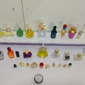 Lote de 30 Frascos de Perfumes Importados Decorativos - imagen 7