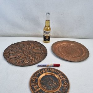 Lote de 3 Platos Decorativos Repujados en Cobre Vintage - imagen 2
