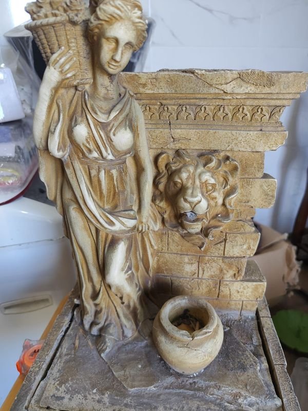 LINDA FUENTE DE AGUA, DETALLE DAMA ANTIGUA Y LEON - imagen 1
