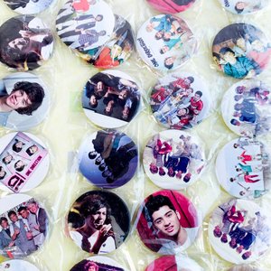 Lote de 24 Pines de Violetta y One Direction - imagen 2