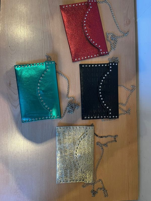 Sobres carteras de colores con cadenas nuevas