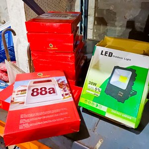Lote siguiente: 12 Ps. 12 visor de puerta con luz y 3 foco led 30w