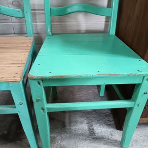 Tres Sillas Antiguas de Madera con Asiento de Pino - imagen 2