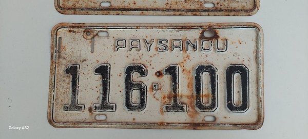 Placas de matrícula viejas con números y texto - imagen 2