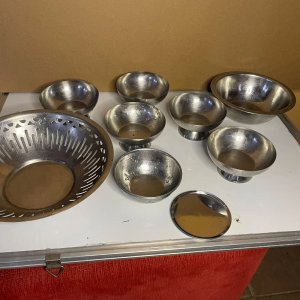 Lote de Vajilla Metálica Vintage: Recipiente Calado, Bol, 6 Compoteras y Tapa - imagen 2