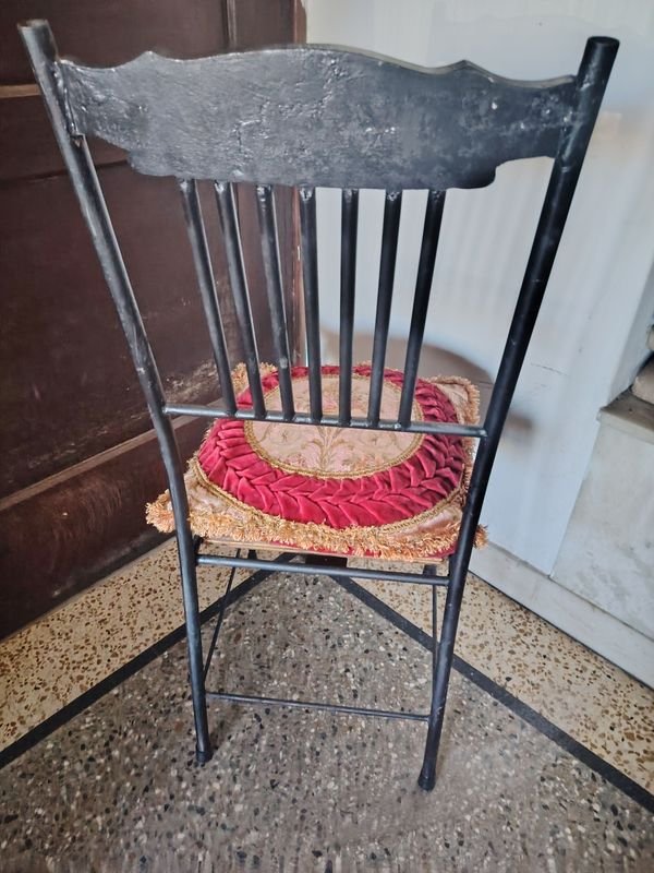 Silla sólida de hierro forjado y asiento madera con almohadón terciopelo rojo y gobelino con diseño - imagen 8