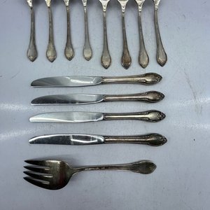 Juego de 13 Tenedores y Cuchillos Americanos "Remembrance" Bañados en Plata Rogers Bros - imagen 2