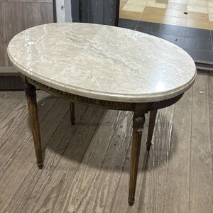 Lote siguiente: Mesa Ratona Ovalada Estilo Francés con Patas de Madera