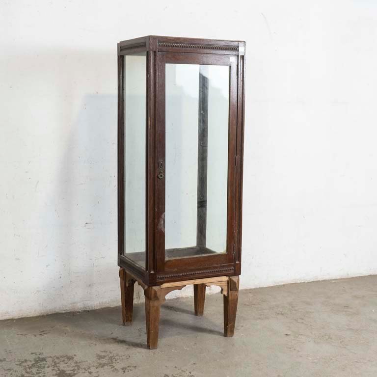 Vitrina Antigua de Roble con Detalles de Lustre y Patas