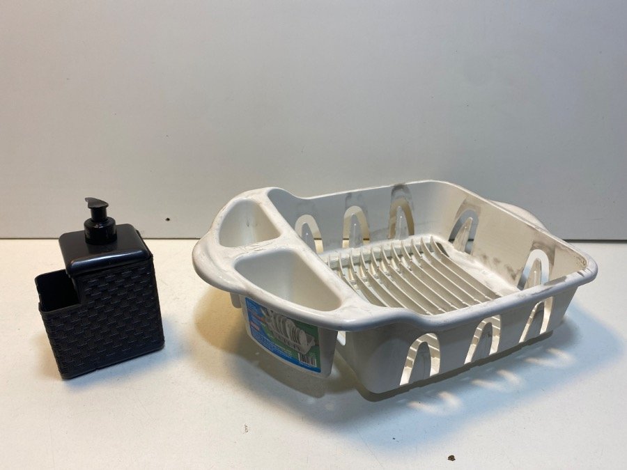 Escurridor de Platos Blanco y Dispensador de Jabón Negro de Plástico