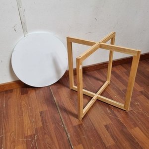 Mesa Auxiliar Redonda Blanca con Base de Madera Clara - imagen 5