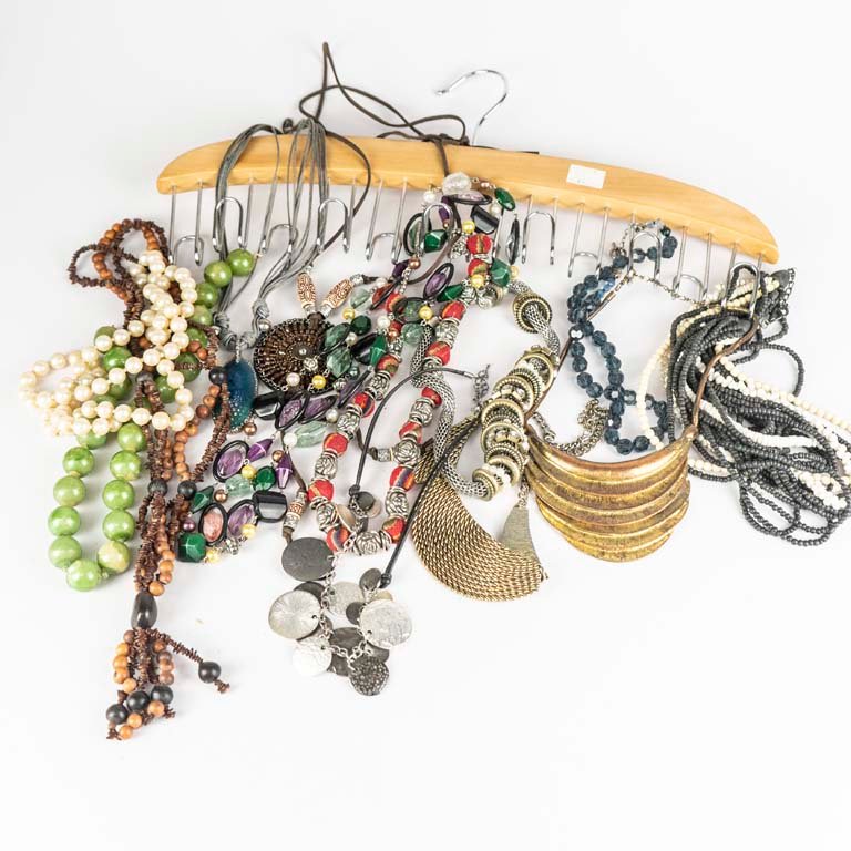Lote siguiente: Collares y perchas de diferentes colores y materiales