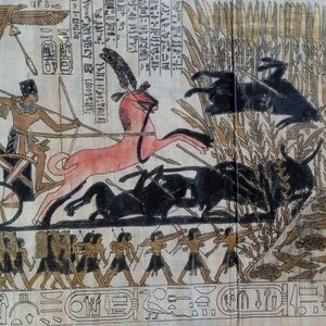 lámina decorativa sobre papiro inspirada en relieves del Antiguo Egipto, como las escenas de caza de toros salvajes de Ramsés III en el templo de Medinet Habu. - imagen 2