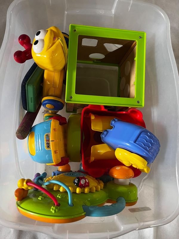 Caja con Juguetes Varios para Bebés y Niños Pequeños
