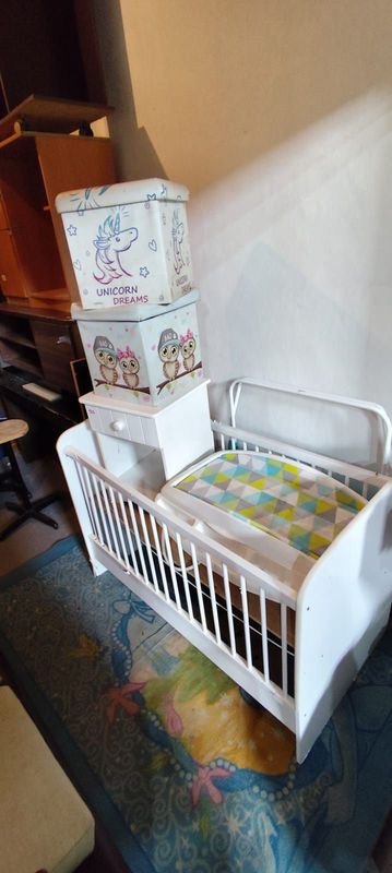 Cuna Blanca con Cambiador y Bañito Infantil