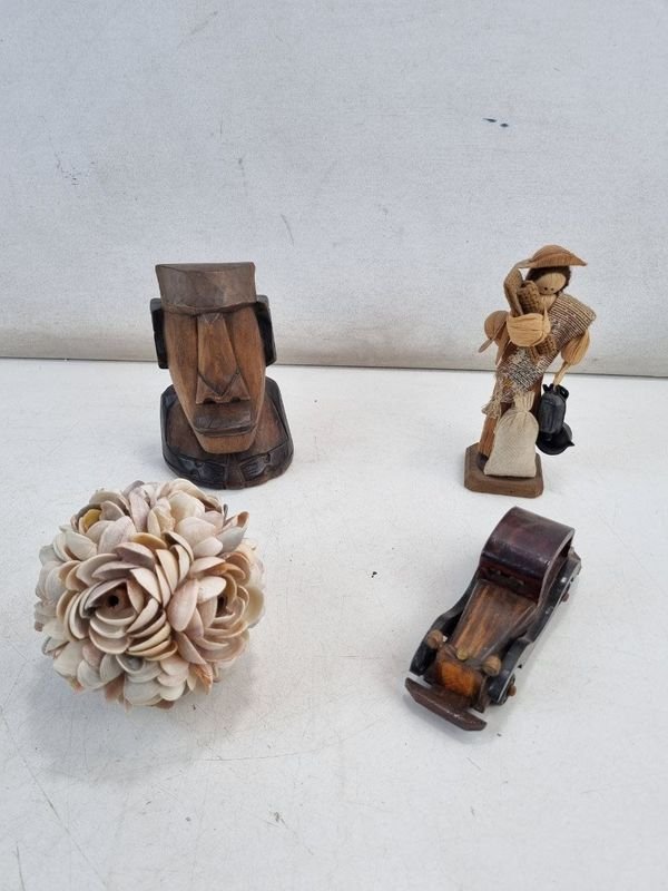 Conjunto de 4 Piezas Decorativas: Figura Moai, Hombre con Gorro, Coche de Madera y Adorno Floral
