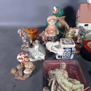 Lote de 13 Adornos Variados: Figuras, Casitas y Más - imagen 3