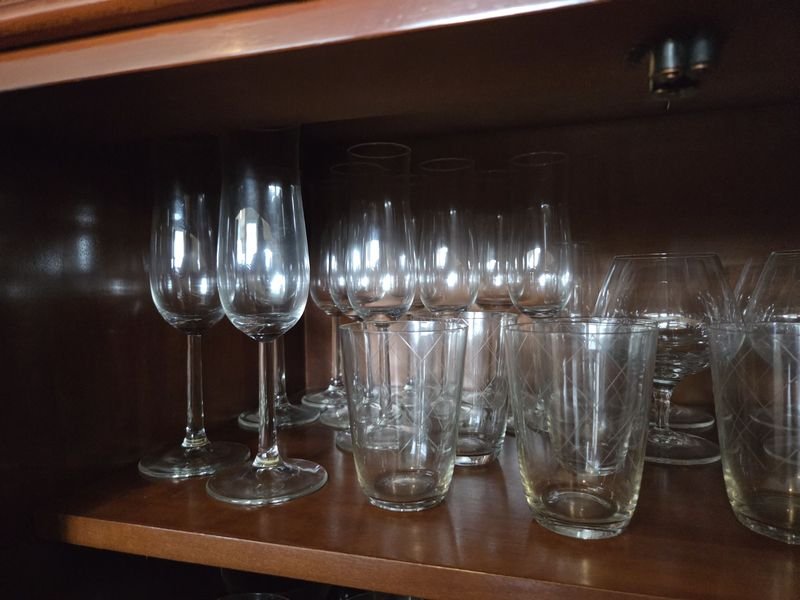 Gran lote de copas, vasos y vajilla en buen estado - imagen 4
