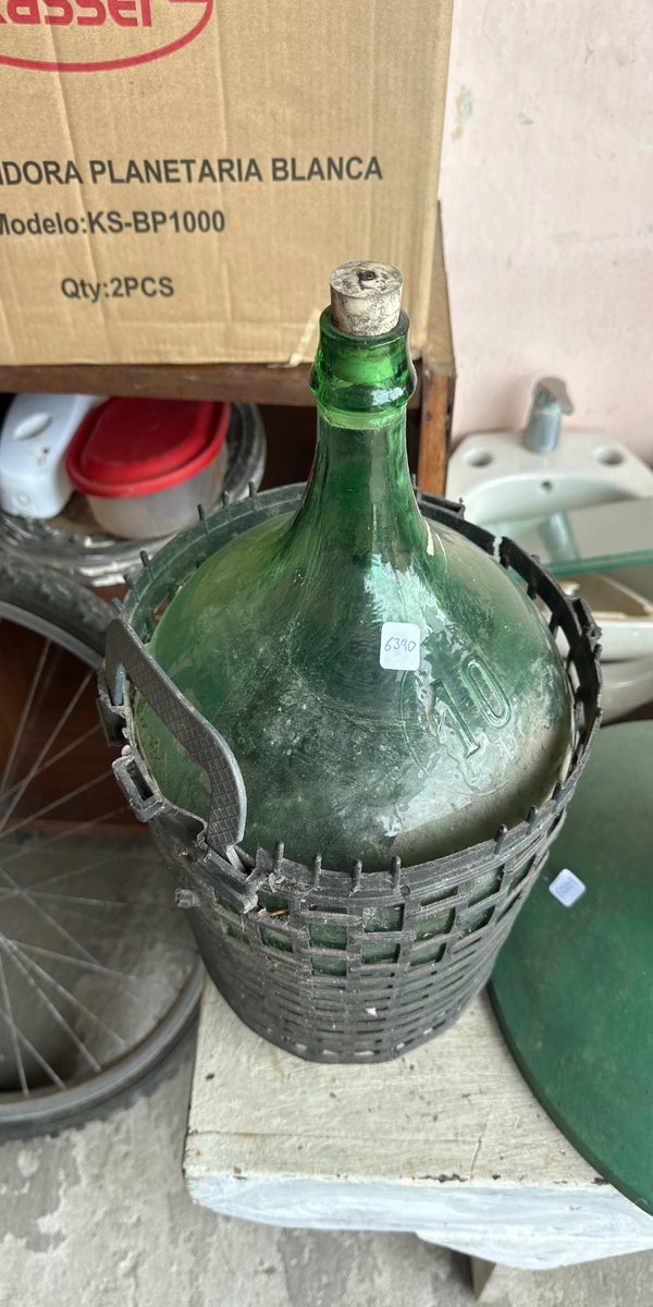 Damajuana Antigua de Vidrio Verde con Cesta Protectora
